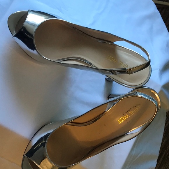 Mirrored metallic silver sling-back stiletto. - Picture 1 of 4